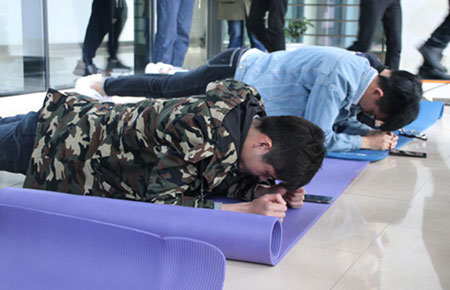 激戰正酣！聯測員工約戰“平板支撐”